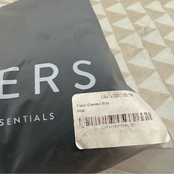 NWOT olivers apparel men’s classic crewneck sweater black small - Picture 3 of 3